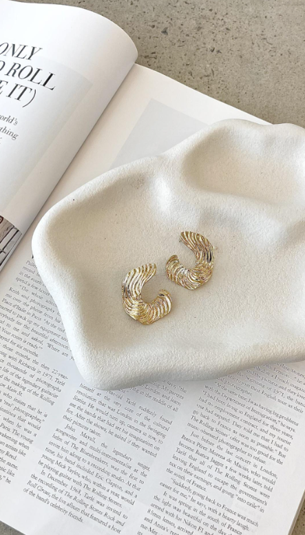Harper | Boucles d'oreilles femme dorées texturées ondulées