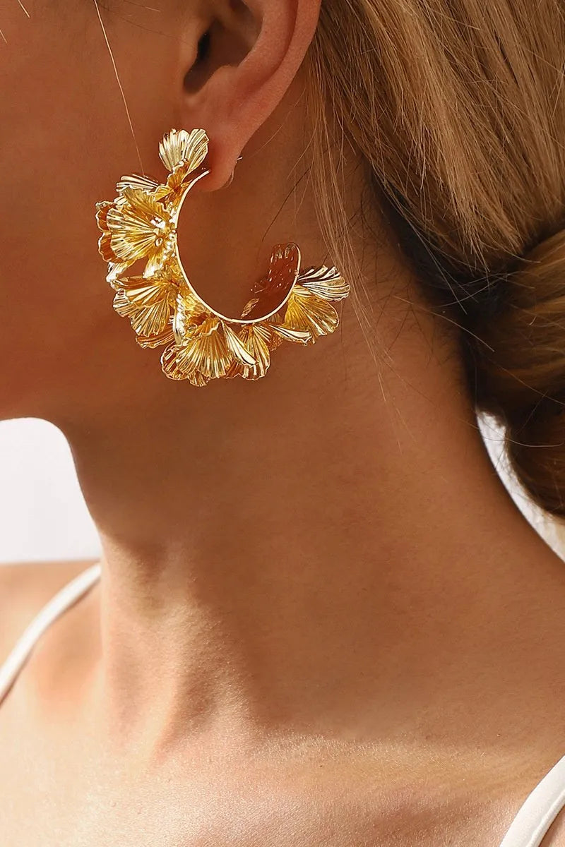 Olivia | Boucles d'oreilles fleuries en forme de C pour femme