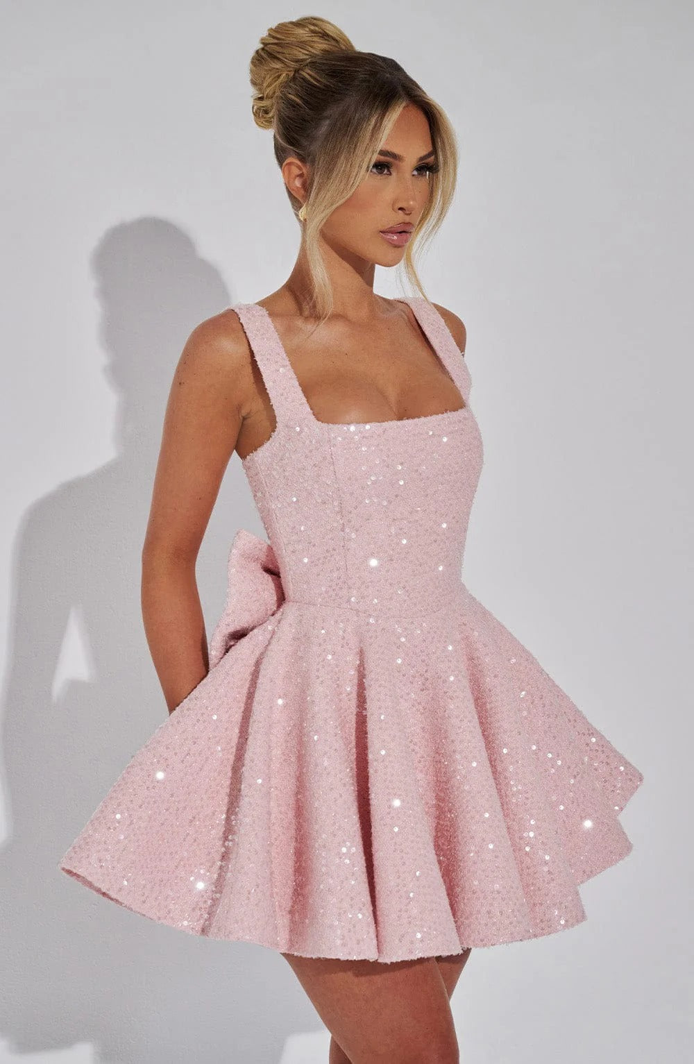 Victoria | Robe de cocktail courte à nœud et sequins scintillants pour femme