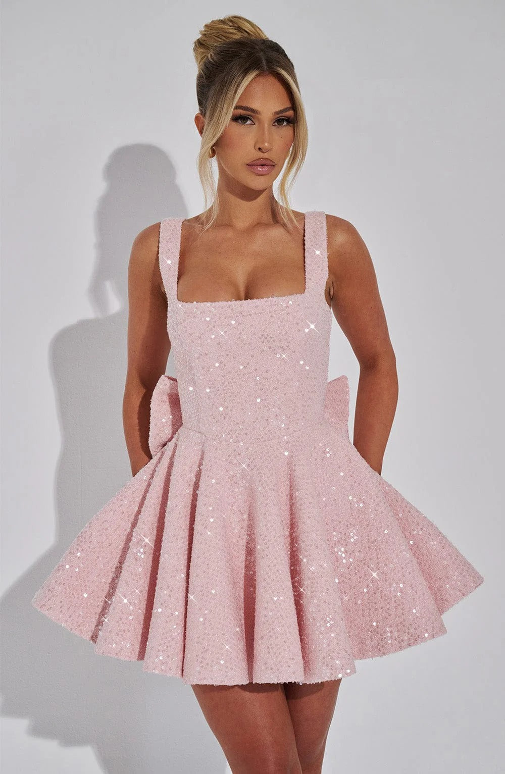 Victoria | Robe de cocktail courte à nœud et sequins scintillants pour femme