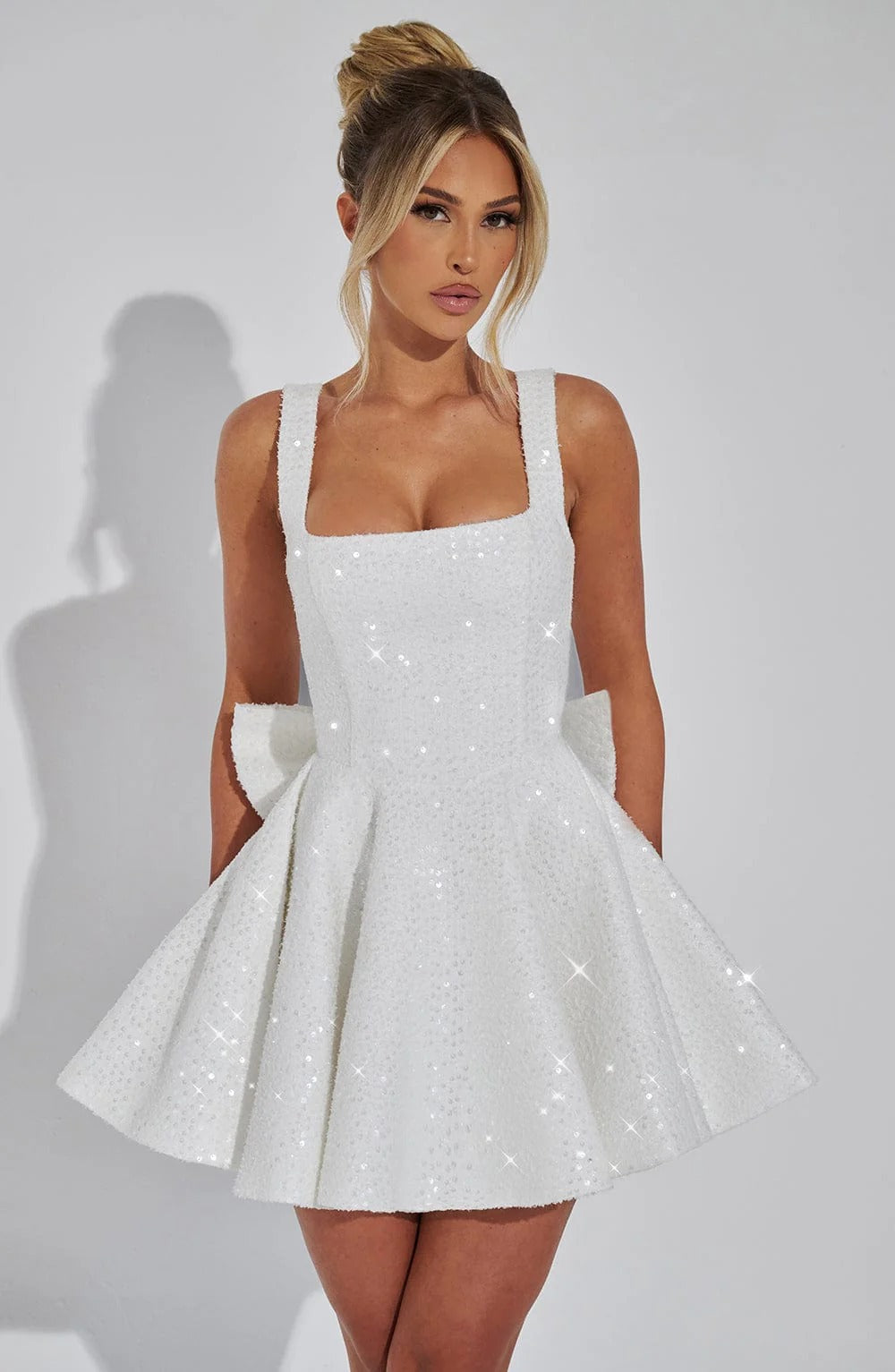 Victoria | Robe de cocktail courte à nœud et sequins scintillants pour femme